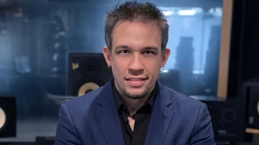 Aos 47 anos, ex-estrela da música brasileira abandona os palcos e constrói nova vida no exterior