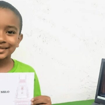 Aos 10 anos, menino que vive com a mãe em abrigo é convidado para evento de pequenos gênios na Bahia