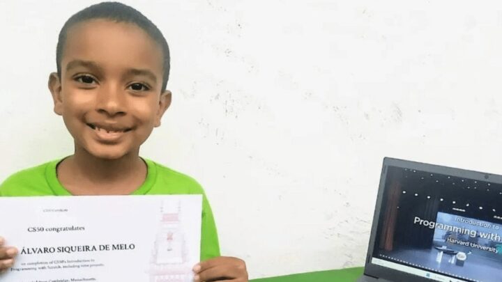 Aos 10 anos, menino que vive com a mãe em abrigo é convidado para evento de pequenos gênios na Bahia