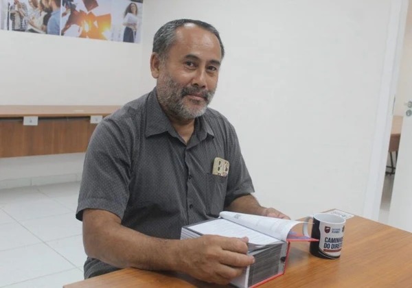 Pedreiro que surpreendeu juízes ao fazer própria defesa em processo ganha bolsa para cursar Direito