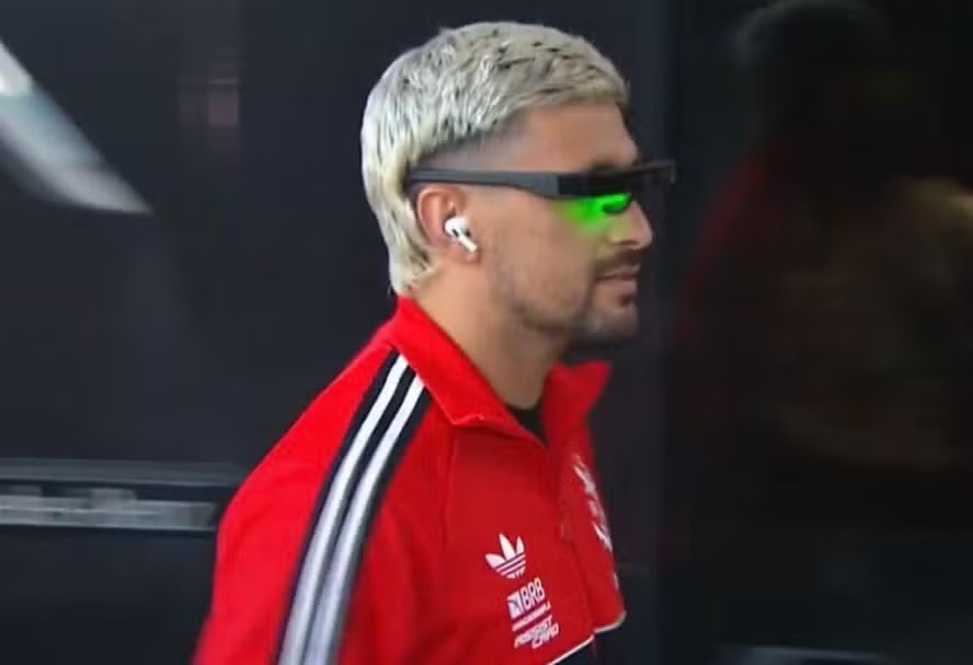 Não é estilo: veja para que servem os óculos de R$ 1,2 mil que Arrascaeta usa antes de jogo do Flamengo