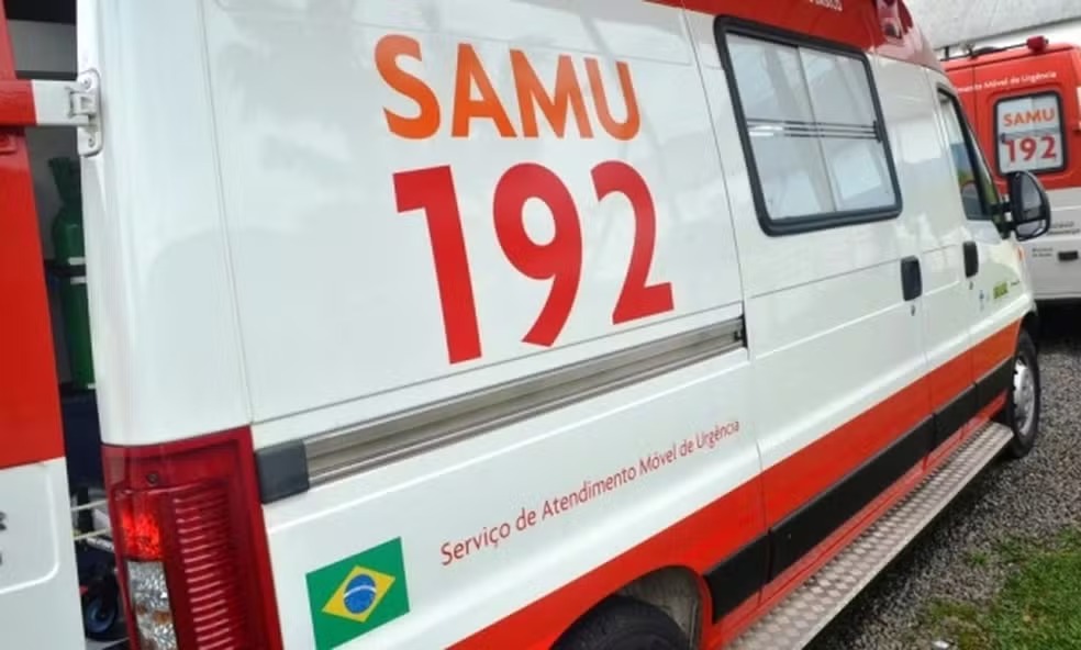 Socorristas são filmados acalmando pais que perderam filha de 7 anos em acidente de carro; vídeo
