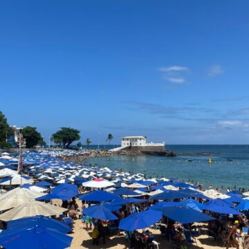 Baianos e turistas aproveitam feriado de 7 de Setembro na praia do Porto da Barra