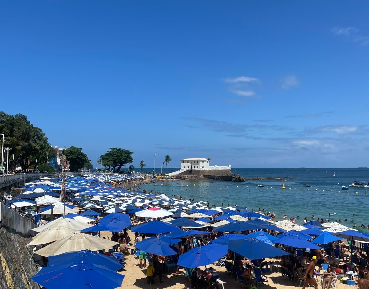 Baianos e turistas aproveitam feriado de 7 de Setembro na praia do Porto da Barra