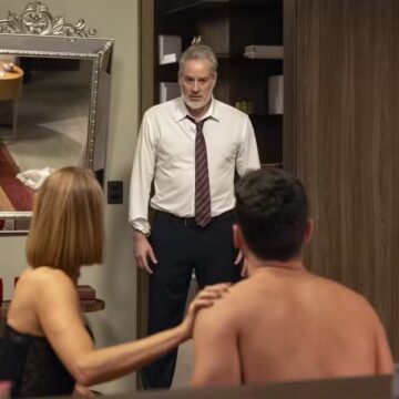 ‘Quem ama cuida’: Ademir flagra Dora com André na cama