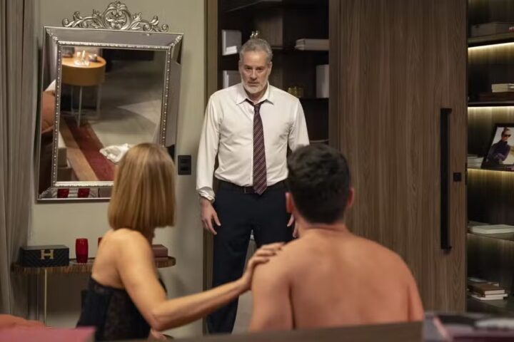 ‘Quem ama cuida’: Ademir flagra Dora com André na cama