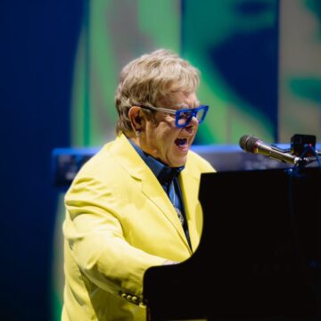 Música de Elton John que virou trilha de novela fez sucesso apenas no Brasil; relembre