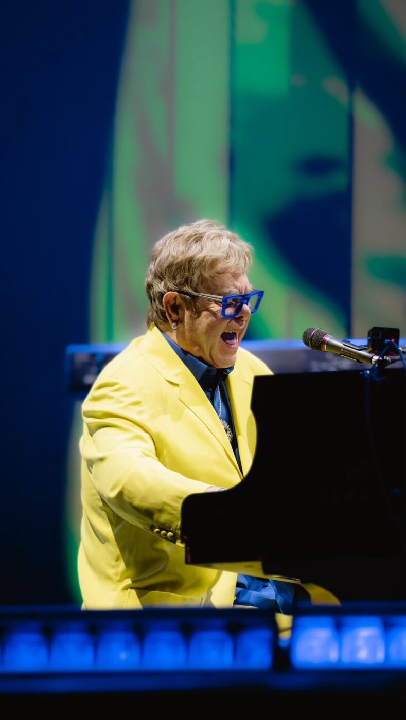Música de Elton John que virou trilha de novela fez sucesso apenas no Brasil; relembre