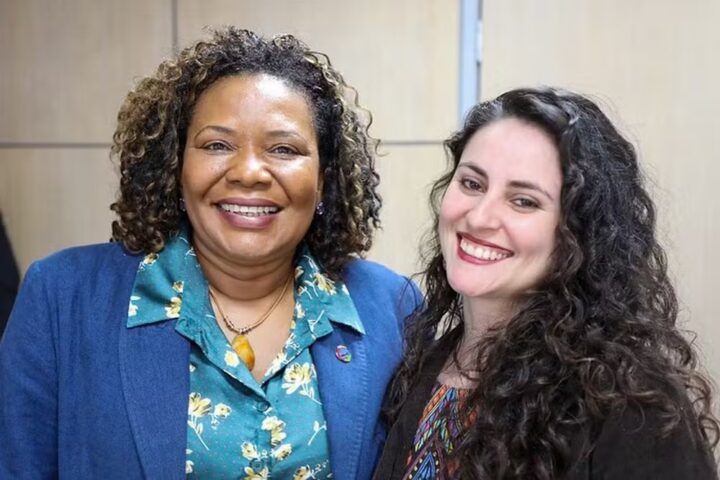 Poliglota e doutora: conheça Juliana Caetano, namorada de Margareth Menezes