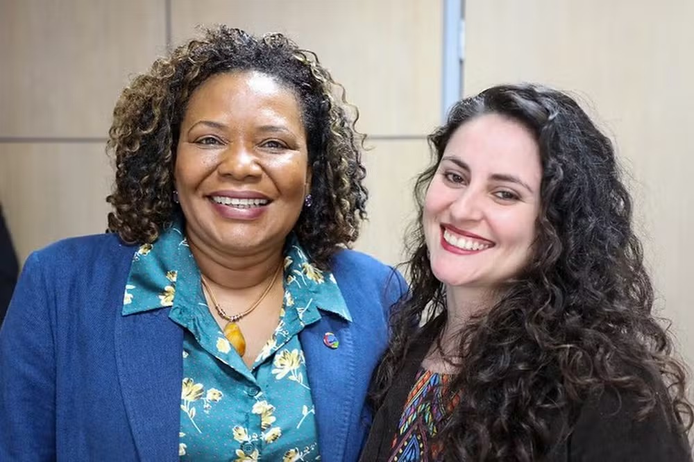 Poliglota e doutora: conheça Juliana Caetano, namorada de Margareth Menezes
