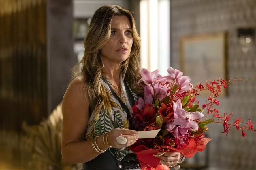 ‘Quem ama cuida’: Fábia recebe flores com bilhete misterioso e mensagem chocante