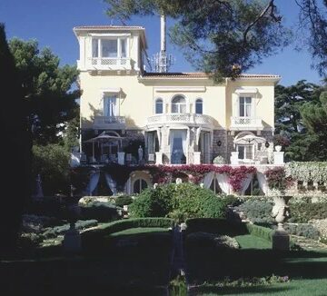 Aos 79 anos, Elton John vive em mansão centenária com 1.020 m² no alto da Riviera Francesa