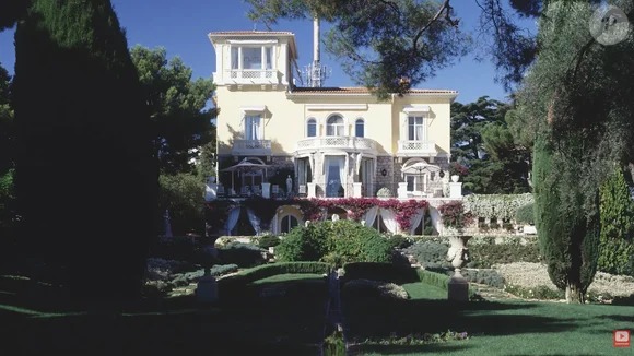 Aos 79 anos, Elton John vive em mansão centenária com 1.020 m² no alto da Riviera Francesa