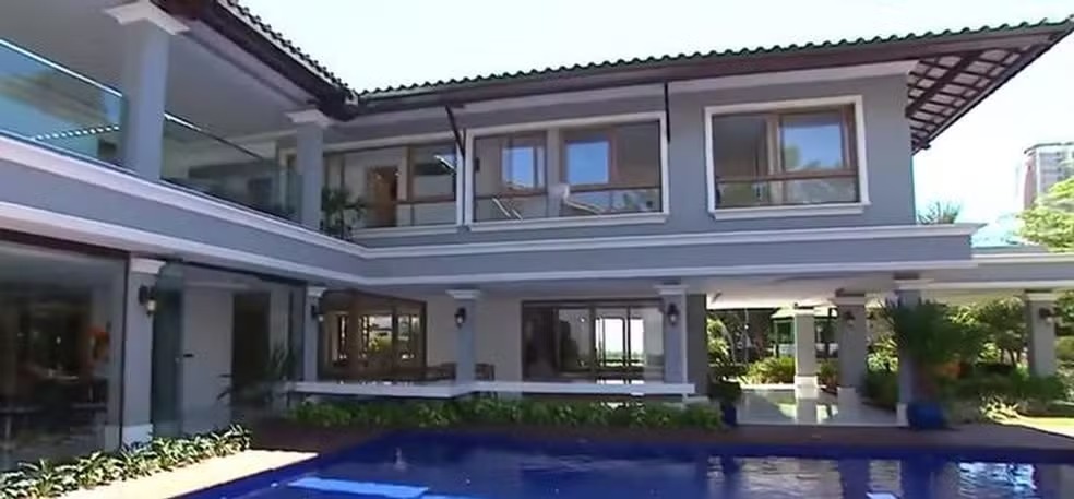 Aos 44 anos, cantor de forró ostenta refúgio luxuoso repleto de plantas e com piano de cauda