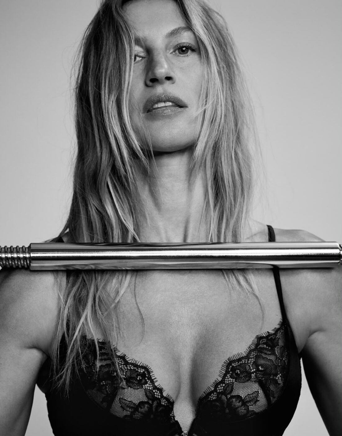 Gisele Bündchen é destaque na revista i-D e fala sobre família, bem-estar e a vida longe dos holofotes