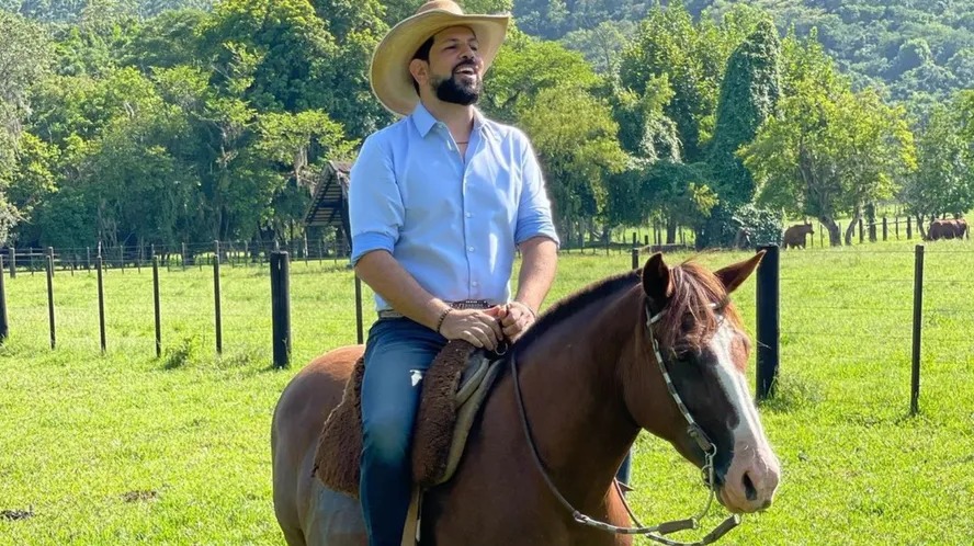 Aos 45 anos, sertanejo tem refúgio em fazenda autossuficiente com horta orgânica e piscina aquecida