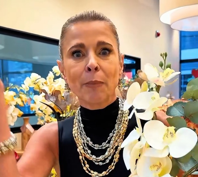 Aos 58 anos, ex-apresentadora do Fantástico deixa a TV e passa a vender flores de luxo