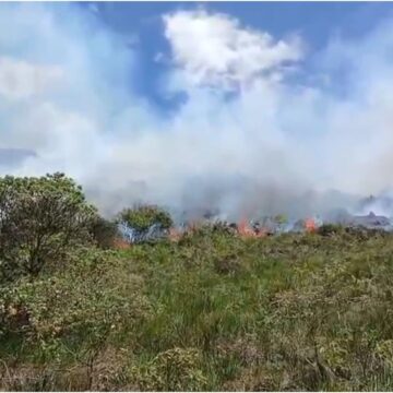 ‘Passou a noite pegando fogo’: incêndio atinge área de 50 km² de serra entre Caém e Jacobina