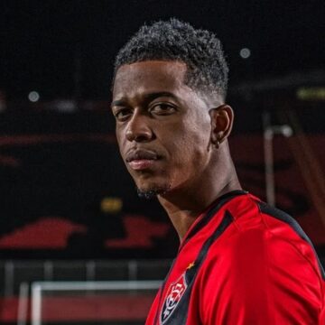 Ex-Vitória sofre grave lesão na cabeça e deixa jogo de ambulância na Série B
