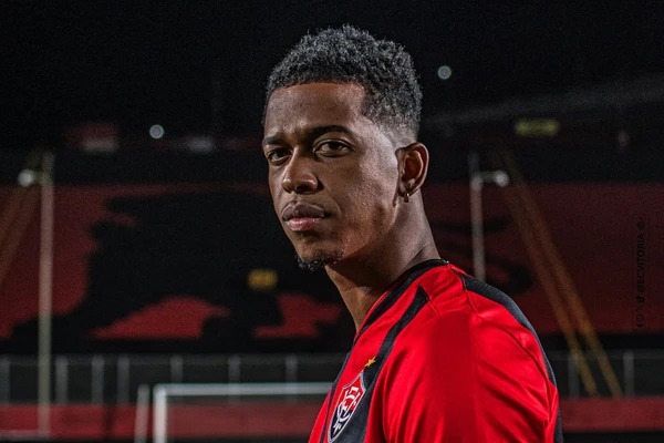 Ex-Vitória sofre grave lesão na cabeça e deixa jogo de ambulância na Série B