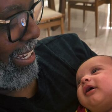 Péricles encanta ao compartilhar momento fofo com o neto de 4 meses: ‘Amor de vô’