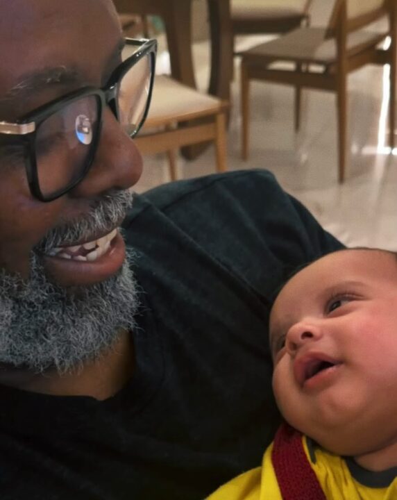Péricles encanta ao compartilhar momento fofo com o neto de 4 meses: ‘Amor de vô’
