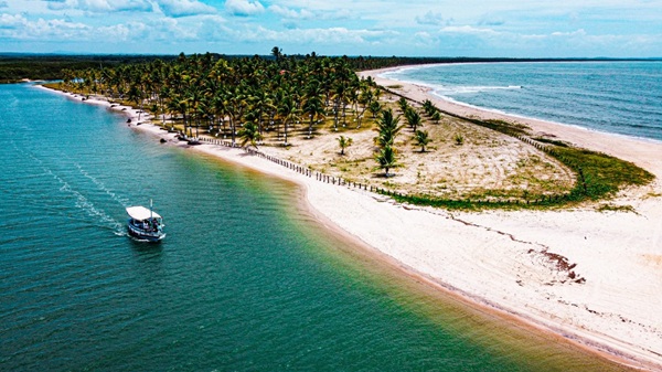 Destino citado por jornal britânico, ilha paradisíaca na Bahia se prepara para receber número recorde de turistas
