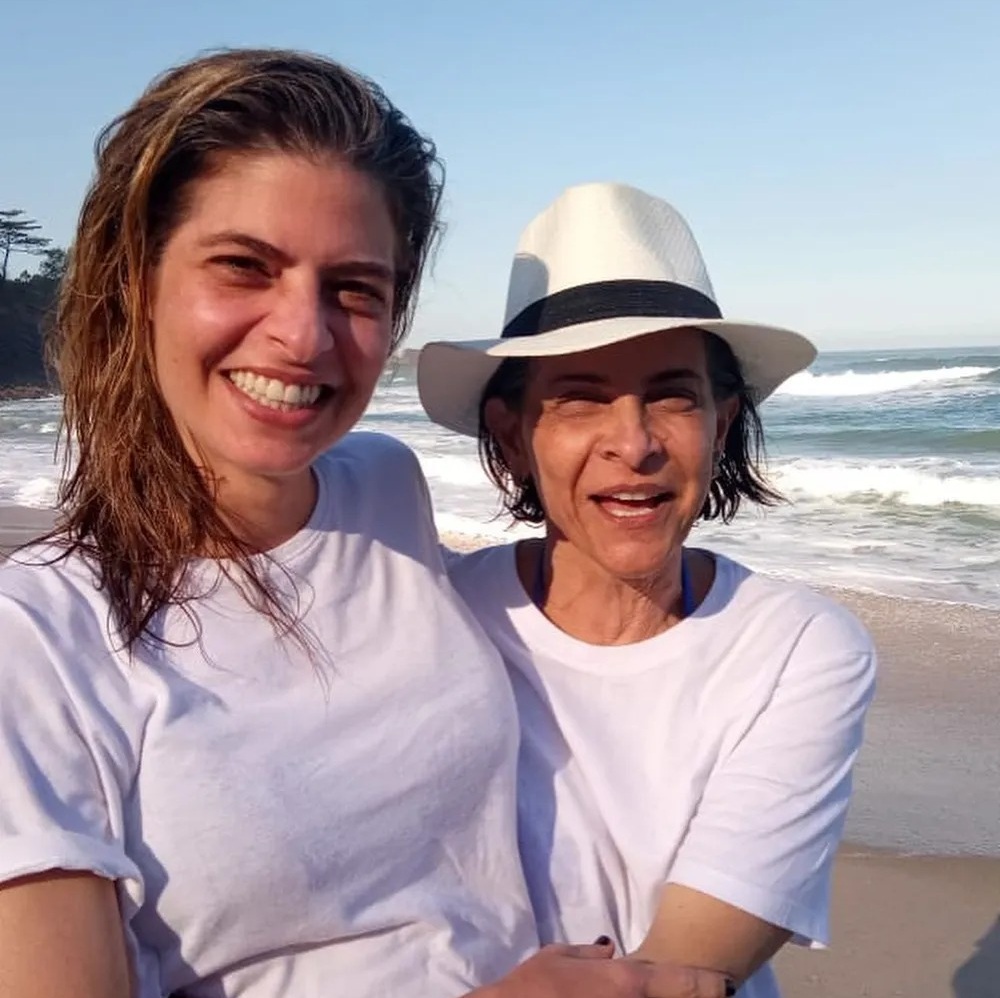 Celebrando 71 anos, Marina Lima ganha declaração da esposa: ‘Rosa do meu paraíso’