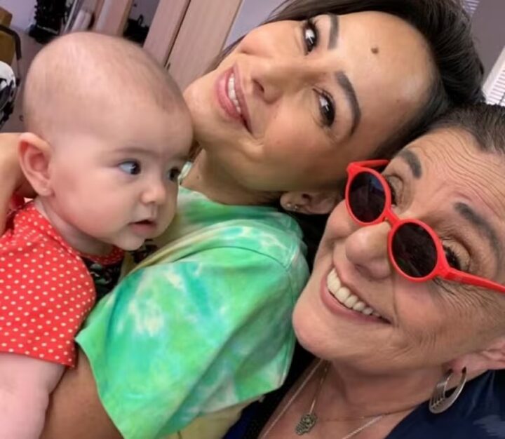 Leda Nagle encanta ao resgatar foto com Sabrina Sato e a neta, Zoe: ‘Adoro’