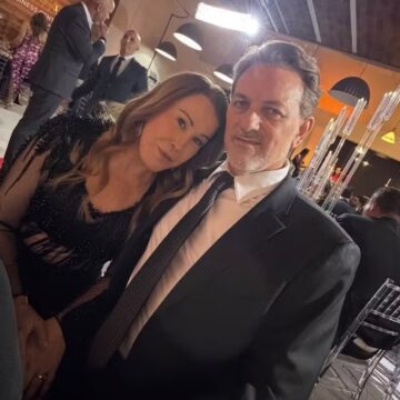 Aos 68 anos, Zilu Camargo posa com novo namorado nos EUA