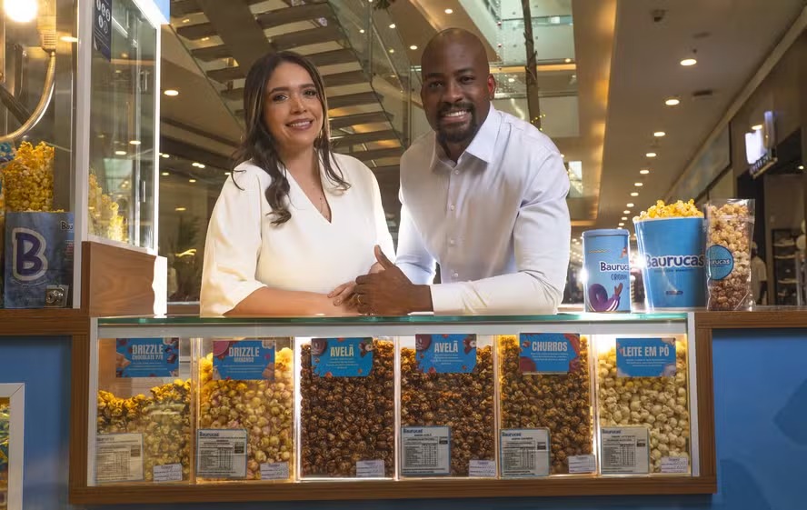 Após investir R$ 1,7 mil em carrinho de pipoca, casal transforma negócio em uma rede com 45 unidades e hoje fatura R$ 26 milhões por ano