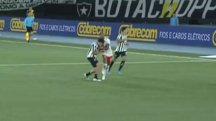 CBF reconhece erro do VAR em lance decisivo no jogo Botafogo x Bragantino pelo Brasileirão