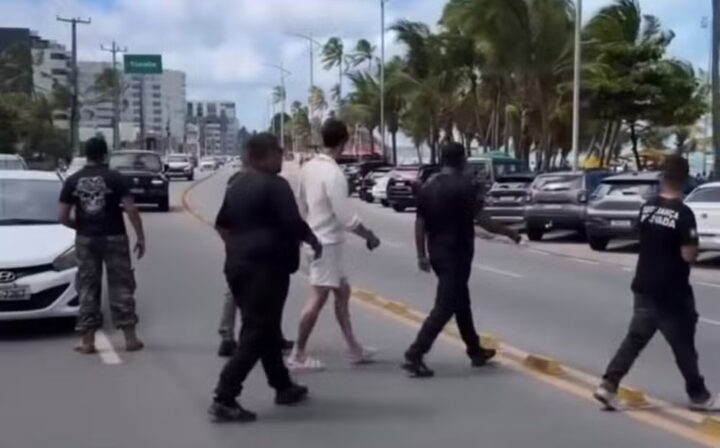 Chamado de ‘demônio da mandíbula hialurônica’ por Luana Piovani, influenciador vai à praia escoltado: ‘Doida de Portugal’