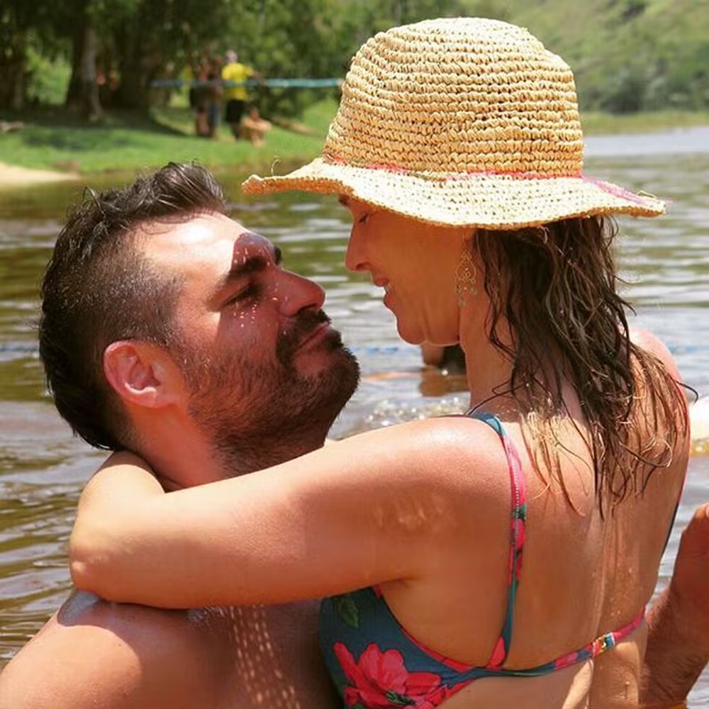 Após 25 anos de casamento, Thiago Lacerda é visto solteiro ao lado de amigos em evento no Rio