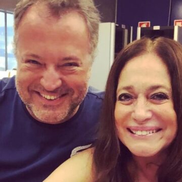 Aos 61 anos, único filho vive longe dos holofotes no exterior e impressiona pela semelhança com a mãe