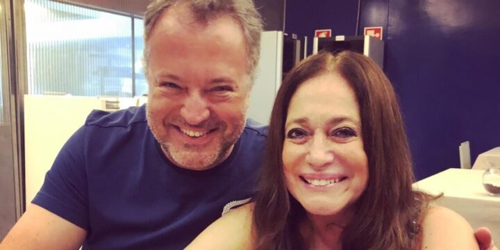 Aos 61 anos, único filho vive longe dos holofotes no exterior e impressiona pela semelhança com a mãe