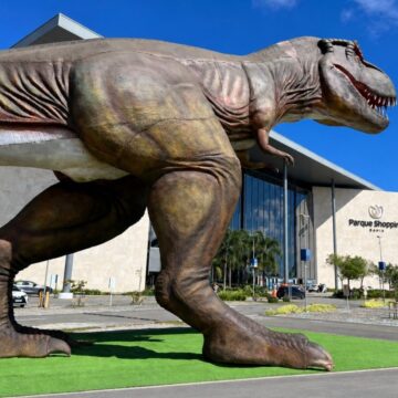 Shopping em Lauro de Freitas tem dinossauros gigantes e trilha temática