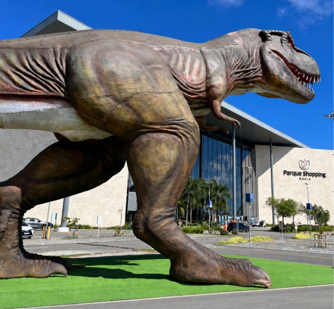 Shopping em Lauro de Freitas ganha dinossauros que rugem e interagem com crianças