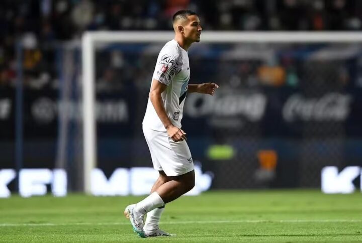 Com fortuna de R$ 110 bilhões, jogador de futebol mais rico do mundo está sem clube