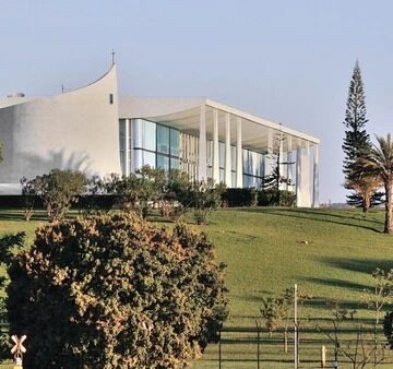 Mansão de 7 mil m², com 3 pavimentos e à beira do lago, é a residência do próximo presidente da República