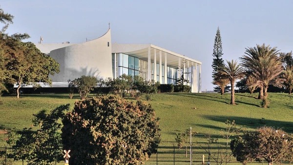 Mansão de 7 mil m², com 3 pavimentos e à beira do lago, é a residência do próximo presidente da República
