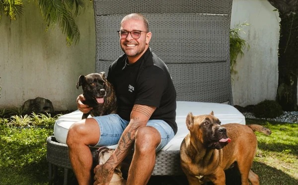 6 suítes, área gourmet e estúdio: Diogo Nogueira reforma mansão de mil m² após deixar casa de Paolla Oliveira