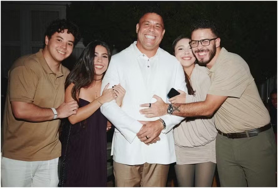 Ronaldo Fenômeno aparece com todos os filhos: ‘O tempo passa. A família fica’