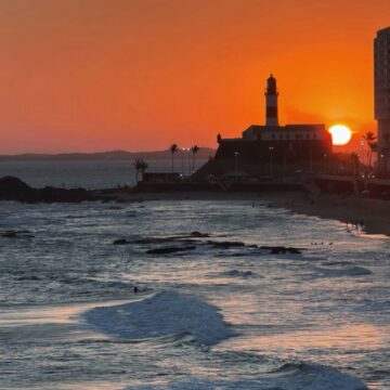 Primeiro pôr do sol da primavera transforma céu da Barra em Salvador