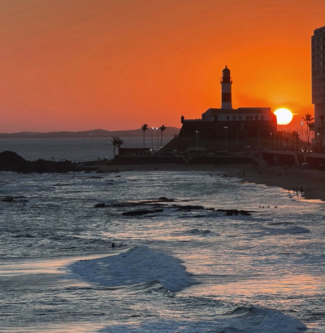 Primeiro pôr do sol da primavera transforma céu da Barra em Salvador