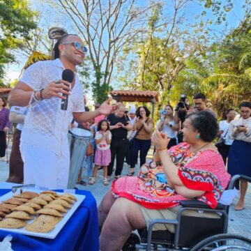Internada há seis anos, professora ganha festa surpresa com vocalista da Timbalada em Salvador