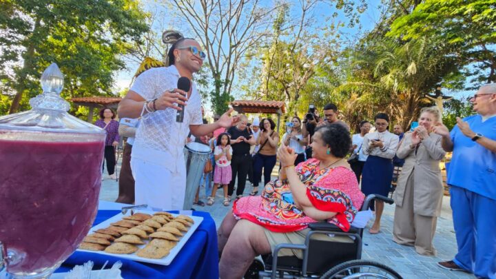 Internada há seis anos, professora ganha festa surpresa com vocalista da Timbalada em Salvador