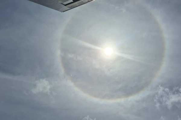 Entenda o que é o ‘halo solar’, fenômeno raro que apareceu no céu de Salvador nesta sexta-feira