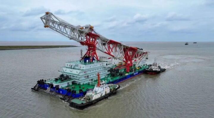 Maior navio de cravação de estacas do mundo deixa a China rumo à construção da Ponte Salvador-Itaparica