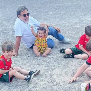 Aos 70 anos, Marcos Frota posa ao lado dos quatro netos durante aniversário